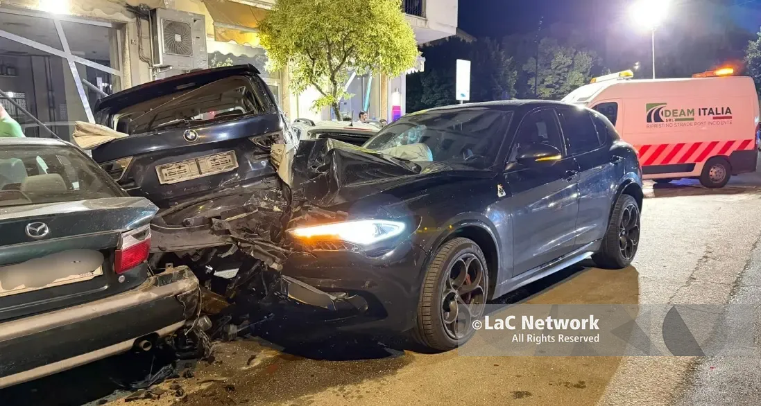 Cosenza: perde il controllo dell’auto, impatta e danneggia sei mezzi parcheggiati\n