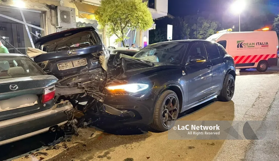 Cosenza: perde il controllo dell’auto, impatta e danneggia sei mezzi parcheggiati\n