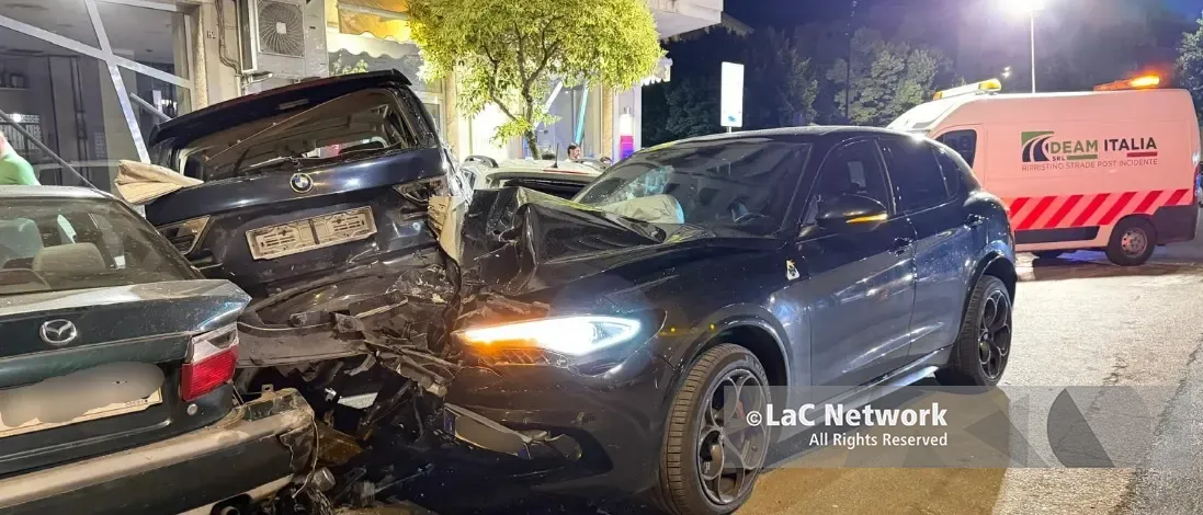 Cosenza: perde il controllo dell’auto, impatta e danneggia sei mezzi parcheggiati\n