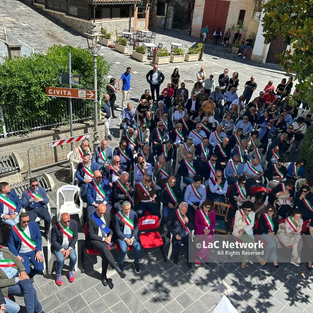 <p>«Tocci capro espiatorio, siamo con lui»: oltre 80 sindaci in piazza a Civita dopo la condanna per la tragedia del Raganello</p>