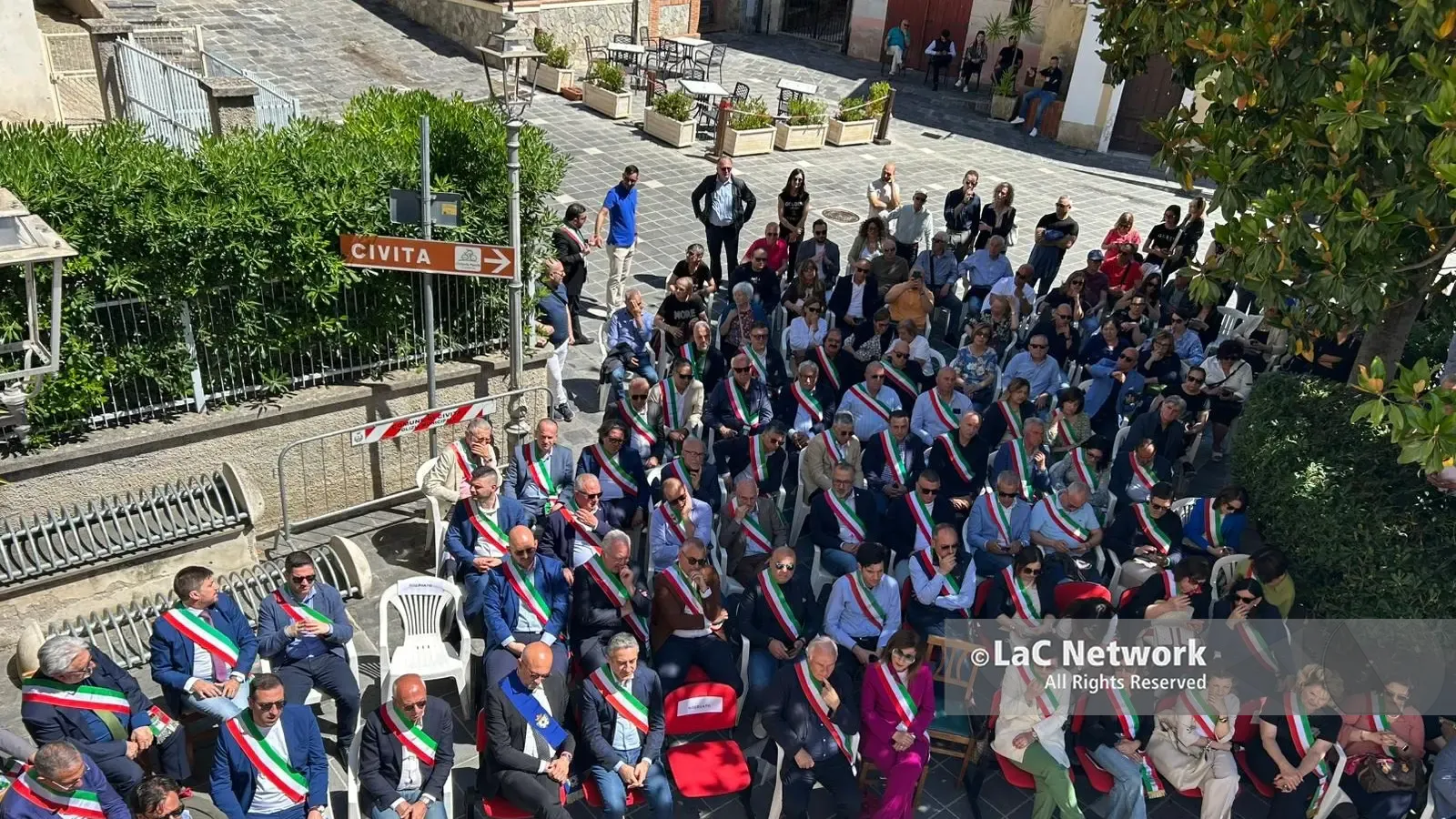 «Tocci capro espiatorio, siamo con lui»: oltre 80 sindaci in piazza a Civita dopo la condanna per la tragedia del Raganello\n