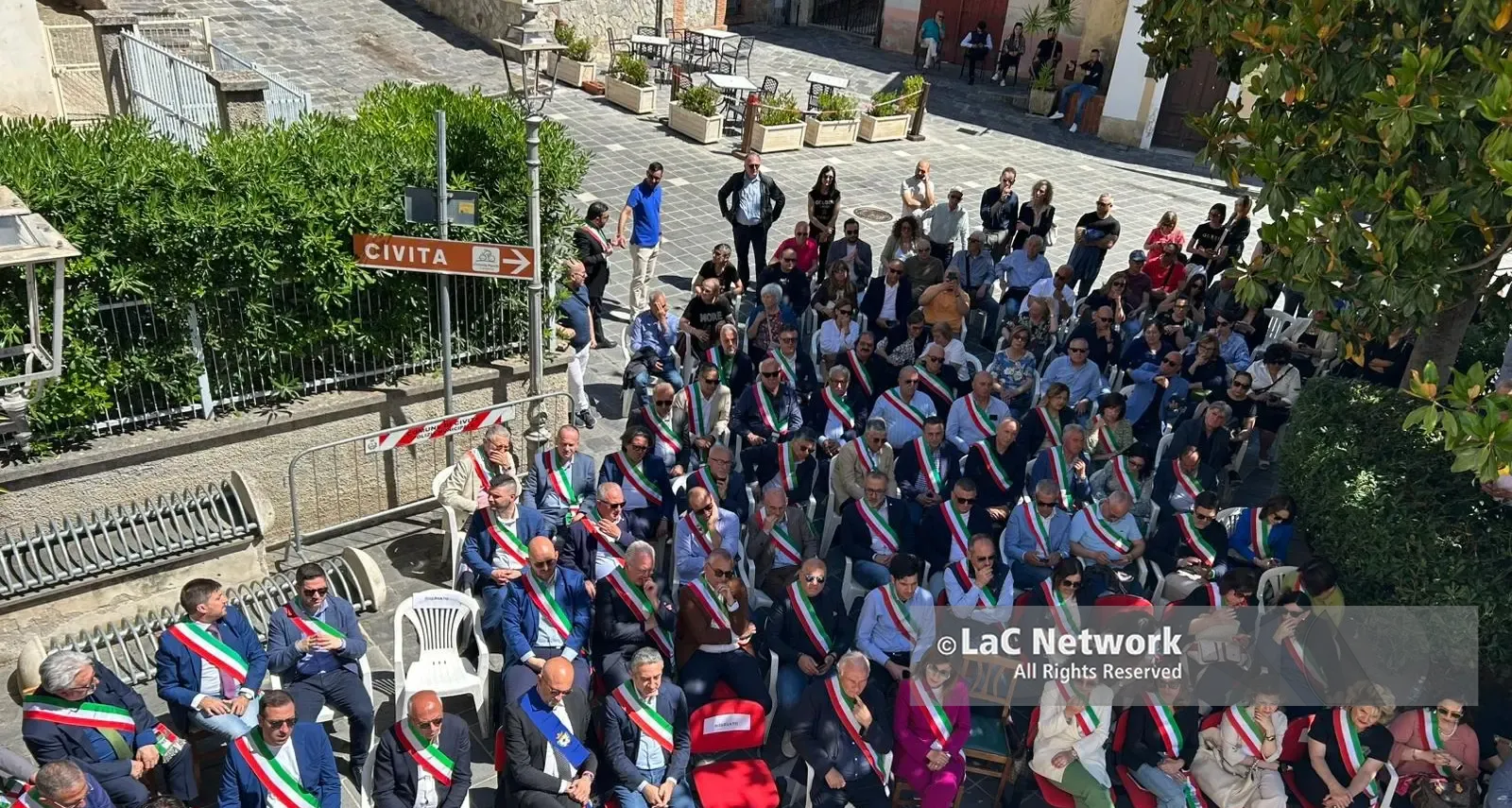 «Tocci capro espiatorio, siamo con lui»: oltre 80 sindaci in piazza a Civita dopo la condanna per la tragedia del Raganello\n