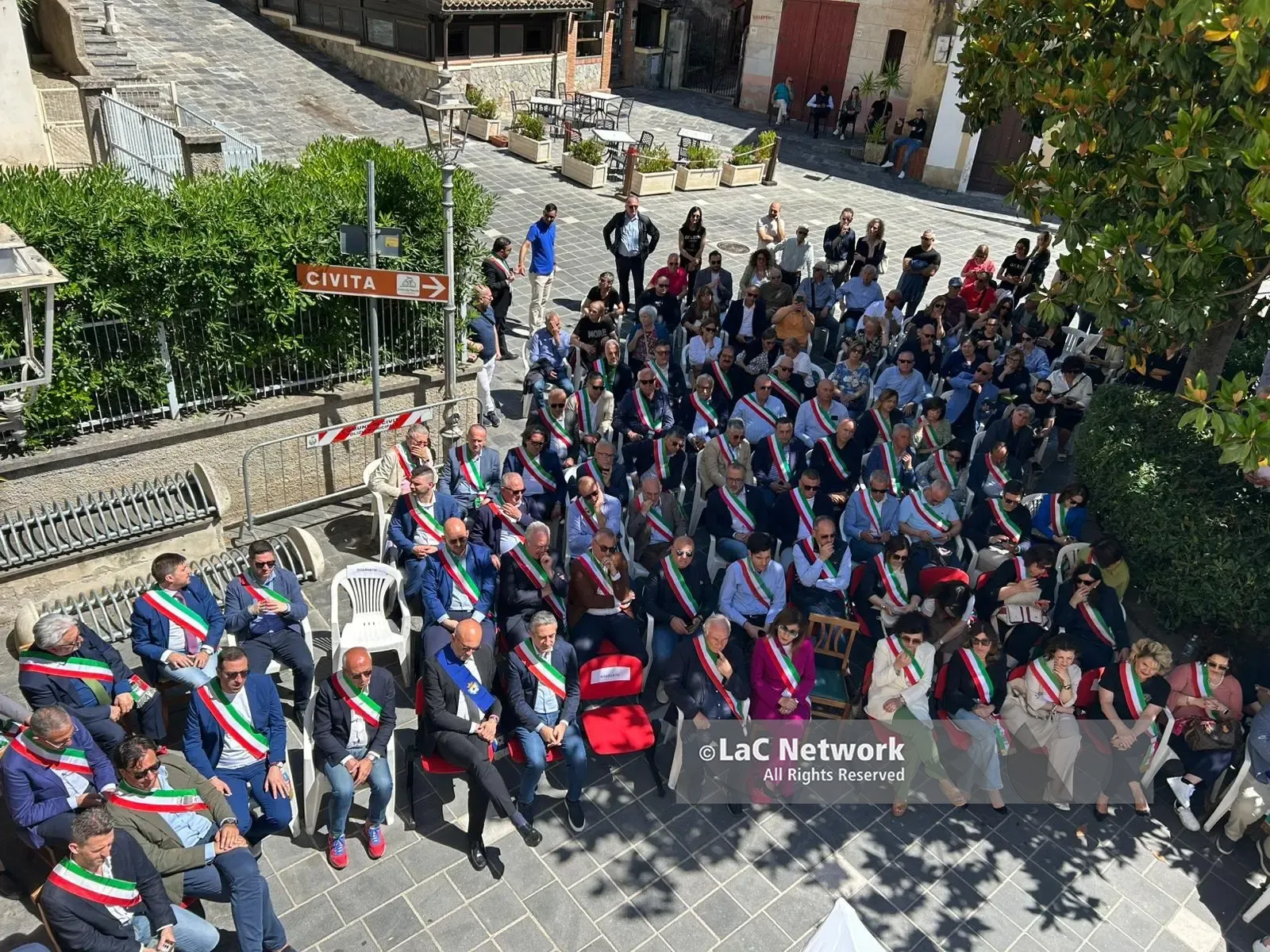 «Tocci capro espiatorio, siamo con lui»: oltre 80 sindaci in piazza a Civita dopo la condanna per la tragedia del Raganello\n