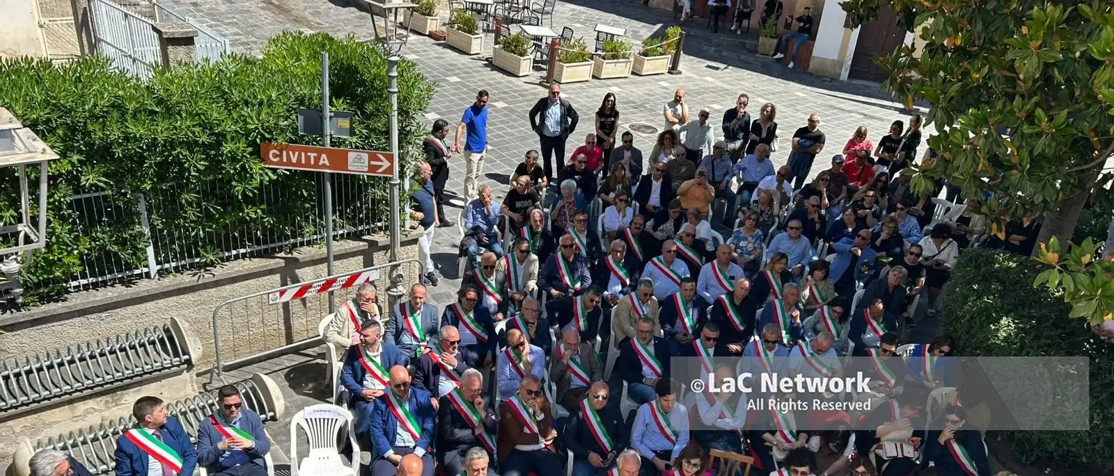 «Tocci capro espiatorio, siamo con lui»: oltre 80 sindaci in piazza a Civita dopo la condanna per la tragedia del Raganello\n