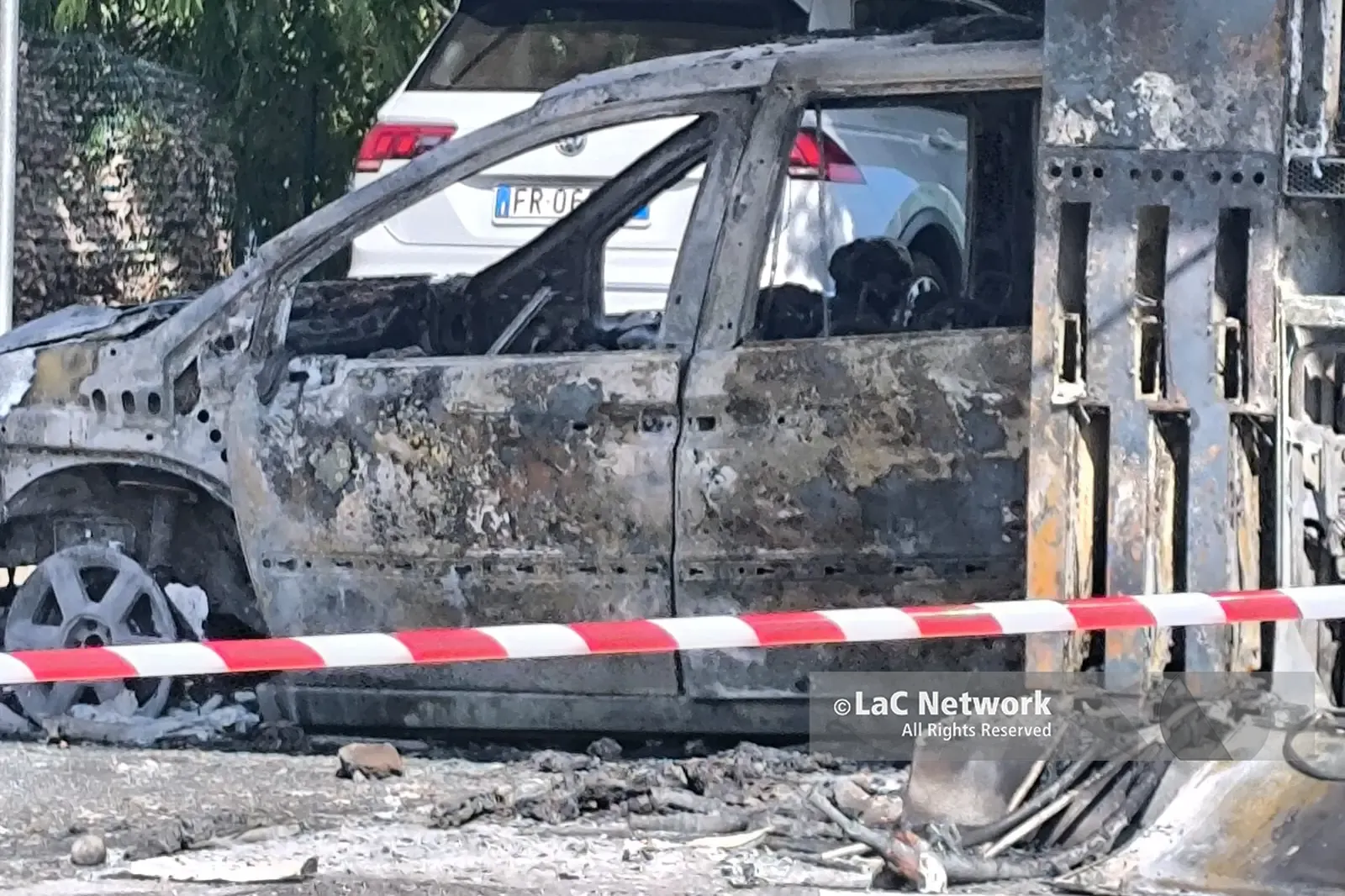 <p>Strage in Calabria, quattro migranti sarebbero stati uccisi e bruciati nell'auto</p>