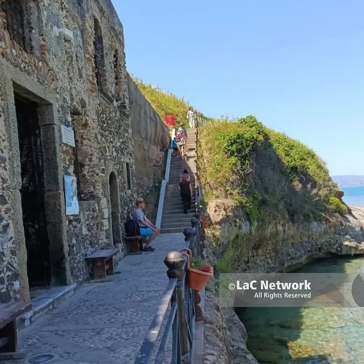 Pizzo, turisti affascinati da Piedigrotta: «Emozionante». Ad agosto l’apertura (dopo 30 anni) dell’ascensore panoramico\n