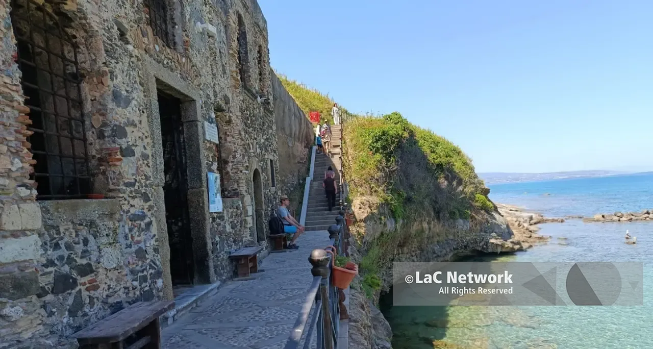 Pizzo, turisti affascinati da Piedigrotta: «Emozionante». Ad agosto l’apertura (dopo 30 anni) dell’ascensore panoramico\n
