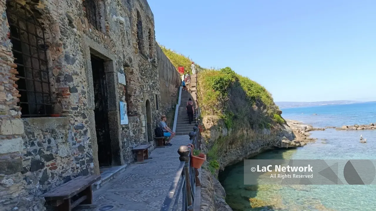 Pizzo, turisti affascinati da Piedigrotta: «Emozionante». Ad agosto l’apertura (dopo 30 anni) dell’ascensore panoramico\n
