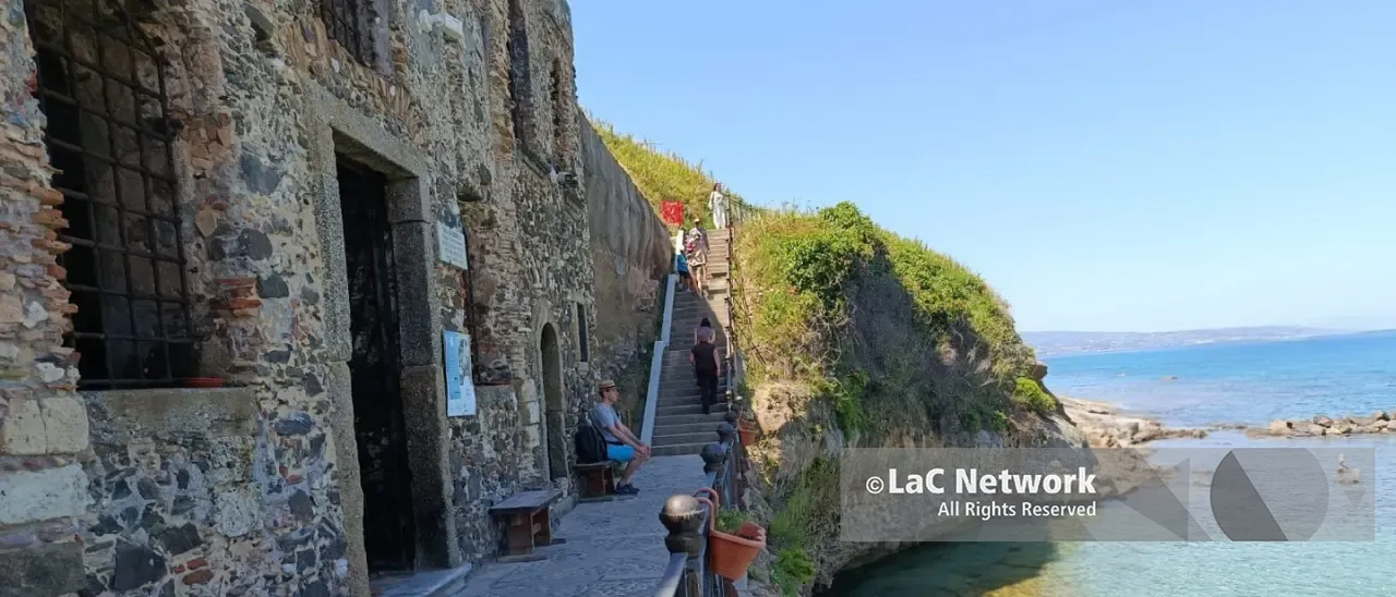 Pizzo, turisti affascinati da Piedigrotta: «Emozionante». Ad agosto l’apertura (dopo 30 anni) dell’ascensore panoramico\n