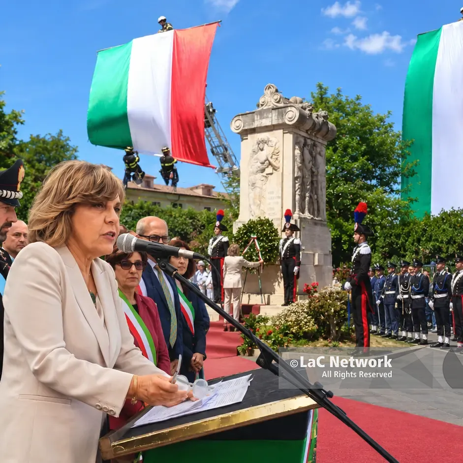 <p>Festa della Repubblica, <span style=\"color:hsl(0, 75%, 60%);\">piazza gremita</span> a Vibo. Il prefetto: «È il compleanno del popolo italiano»</p>