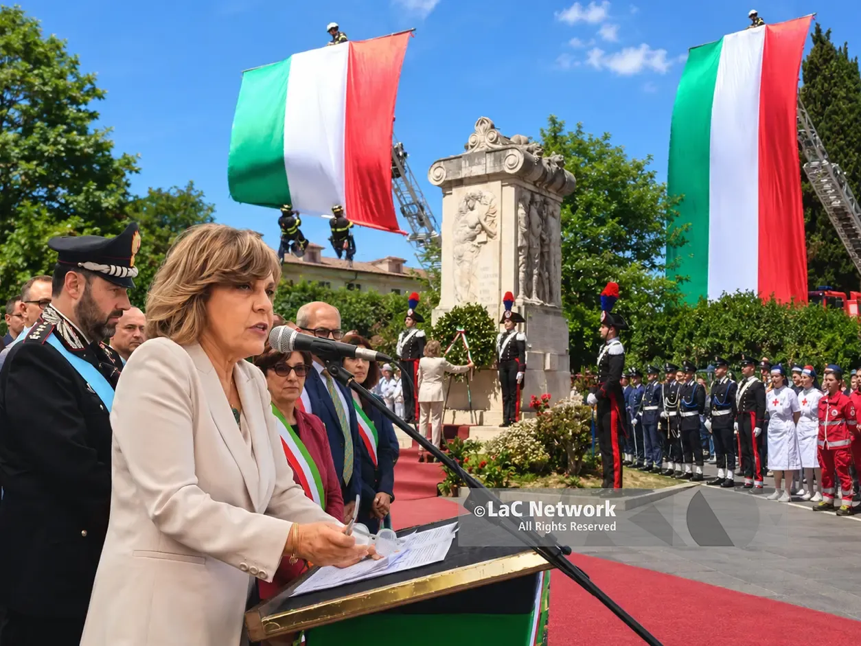 Festa della Repubblica, piazza gremita a Vibo. Il prefetto: «È il compleanno del popolo italiano, commossa per la vostra partecipazione»