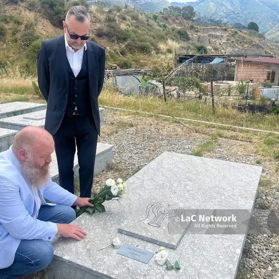Martin al cimitero di Armo: «Ho tenuto il corpicino di Mohamed stretto a me, sembrava chiedere perché fosse annegato»