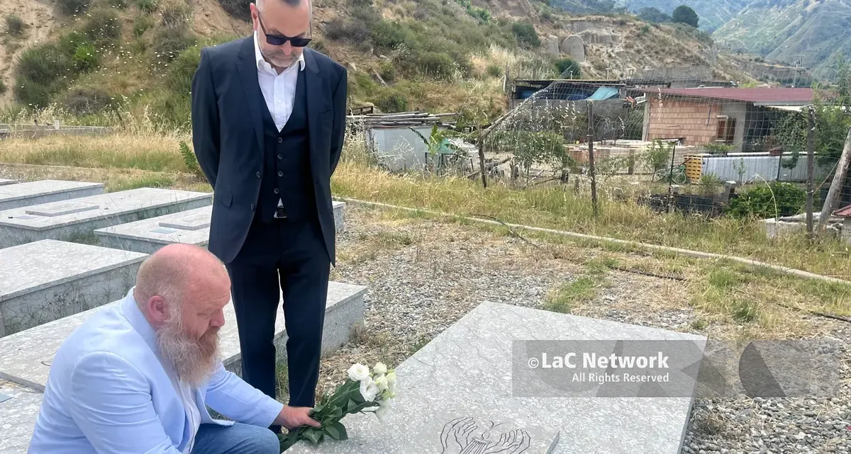 Martin al cimitero di Armo: «Ho tenuto il\u00A0corpicino di Mohamed stretto a me, sembrava chiedere\u00A0perchè fosse annegato»\n