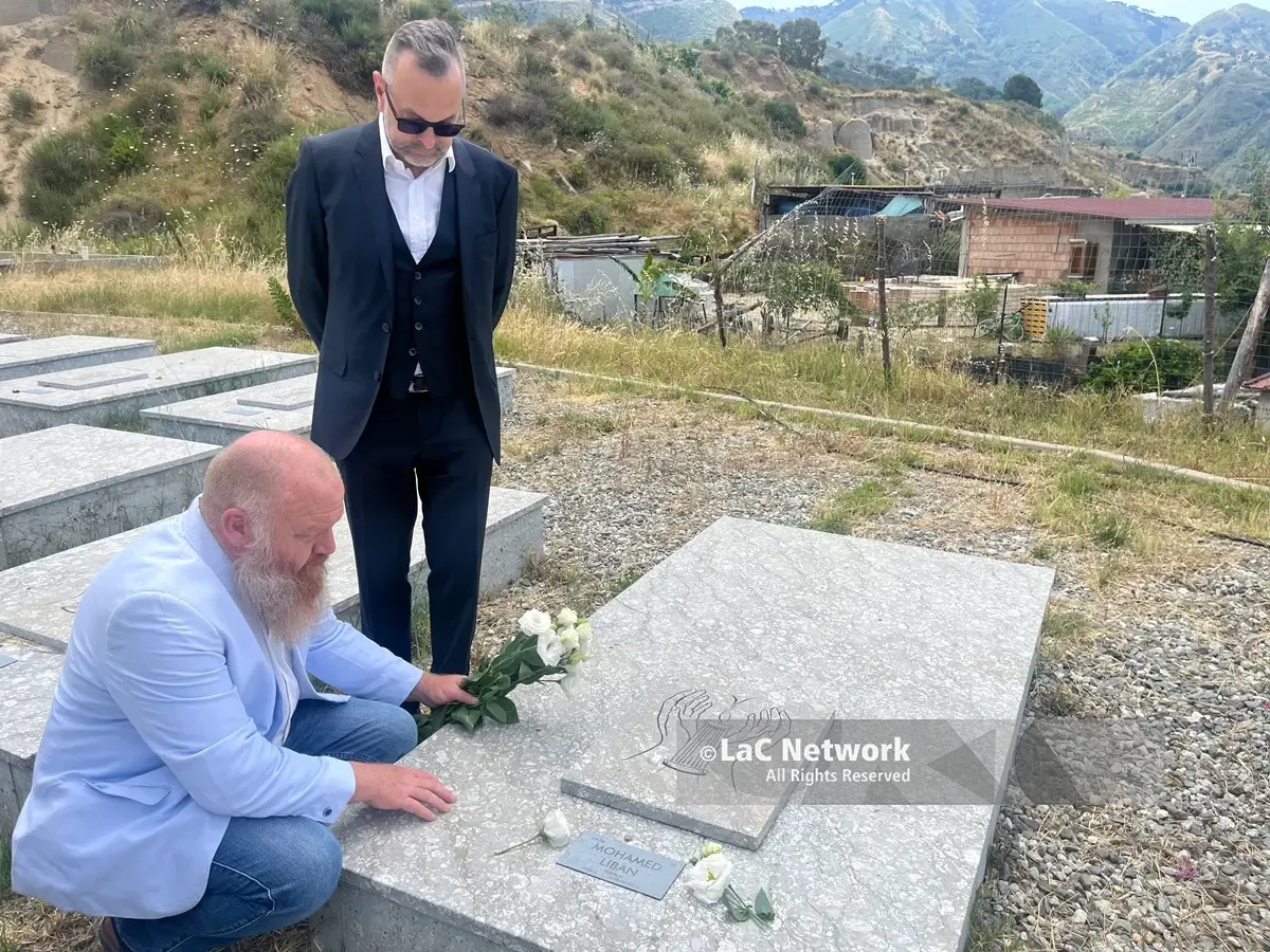 Martin al cimitero di Armo: «Ho tenuto il corpicino di Mohamed stretto a me, sembrava chiedere perché fosse annegato»