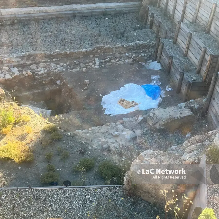 Tracce di storia millenaria circondate da rifiuti e riparo per persone senza fissa dimora: ecco il destino dell’area archeologica di piazza Garibaldi a Reggio\n\n\n