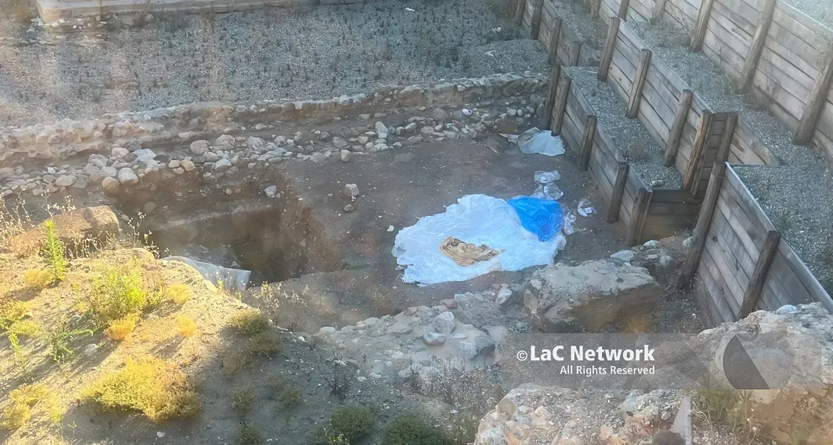 Tracce di storia millenaria circondate da rifiuti e riparo per persone senza fissa dimora: ecco il destino dell’area archeologica di piazza Garibaldi a Reggio\n\n\n