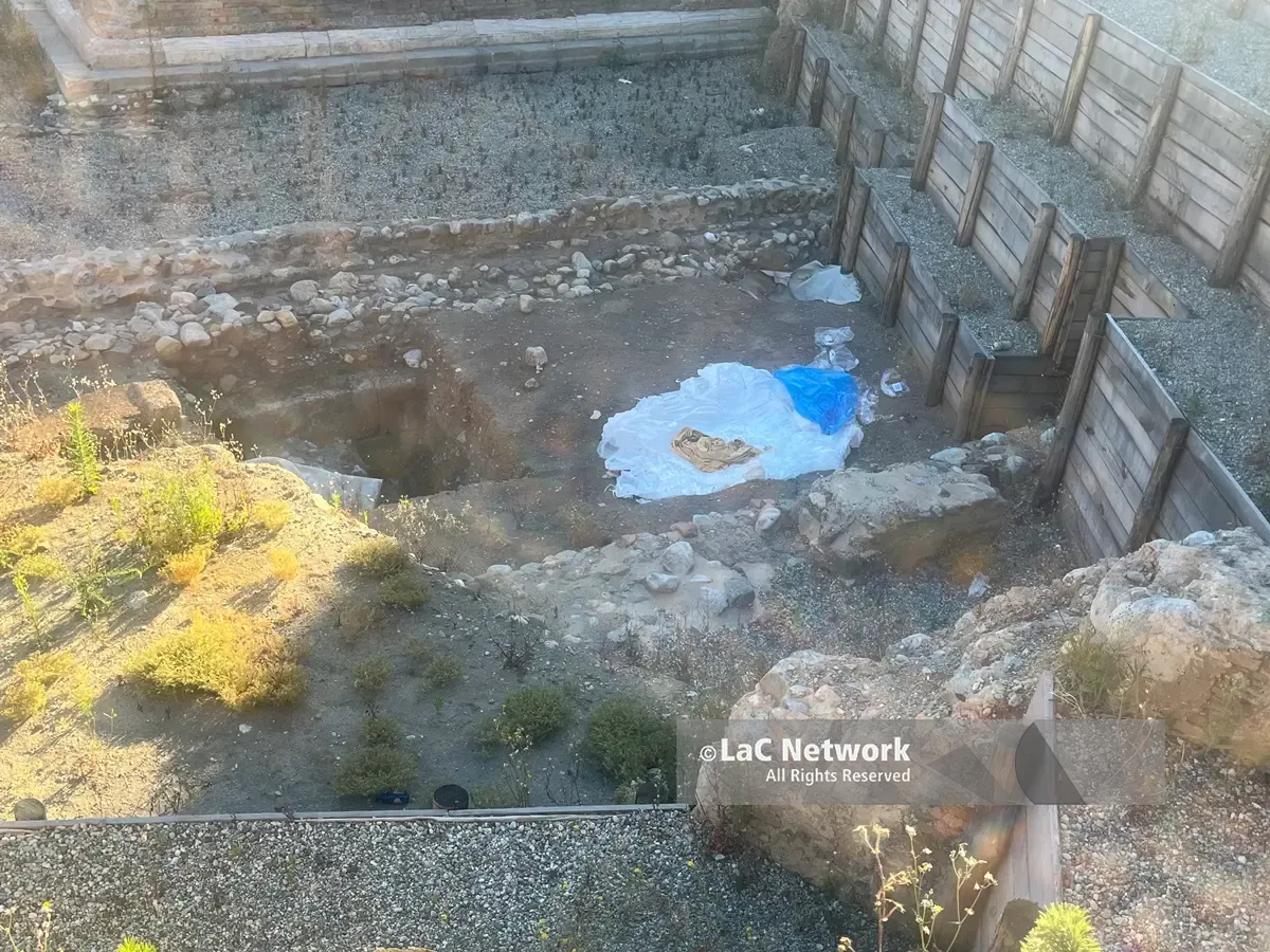 Tracce di storia millenaria circondate da rifiuti e riparo per persone senza fissa dimora: ecco il destino dell’area archeologica di piazza Garibaldi a Reggio\n\n\n