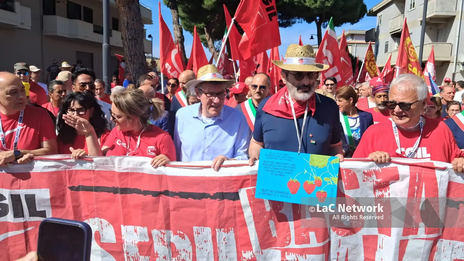 Amendolara, migliaia in corteo dopo il delitto dei braccianti: «Mai più sfruttamento e ipocrisia»\n