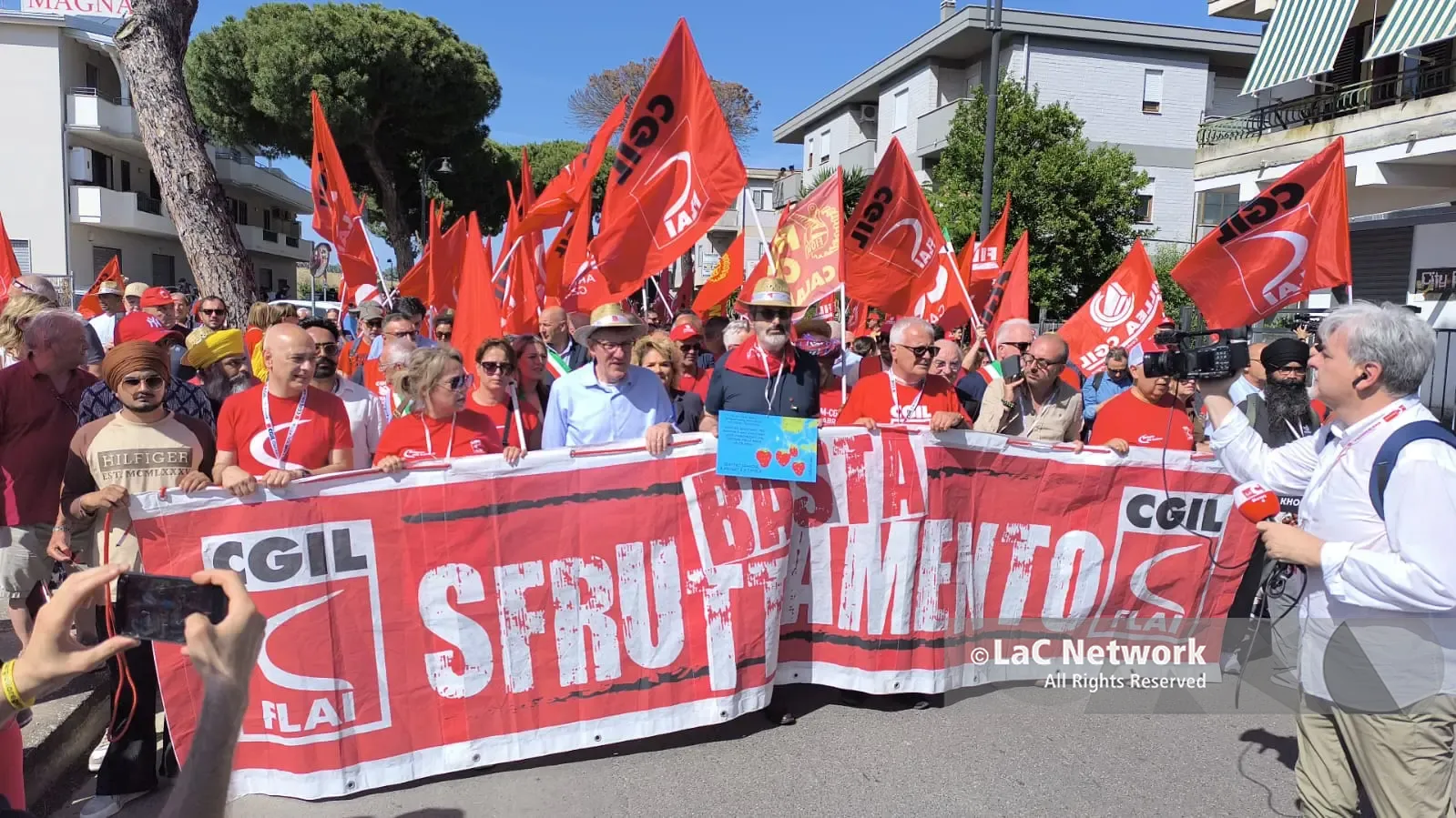 Amendolara, la manifestazione per dire No alla nuova schiavitù: «Dietro alla strage c’è un sistema: abbattiamolo» –\u00A0LIVE\n
