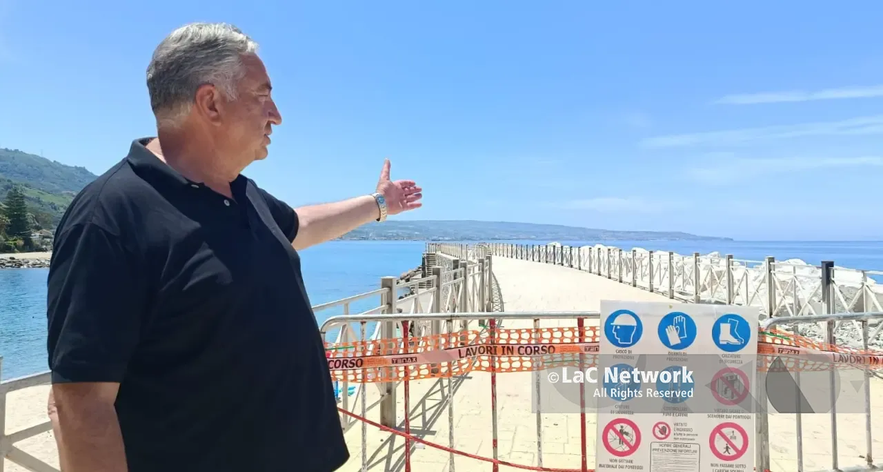 Marina di Pizzo, polemiche sui lavori al molo Pizzapundi. Il sindaco: «Tutto autorizzato e certificato, ma stiamo vigilando»\n