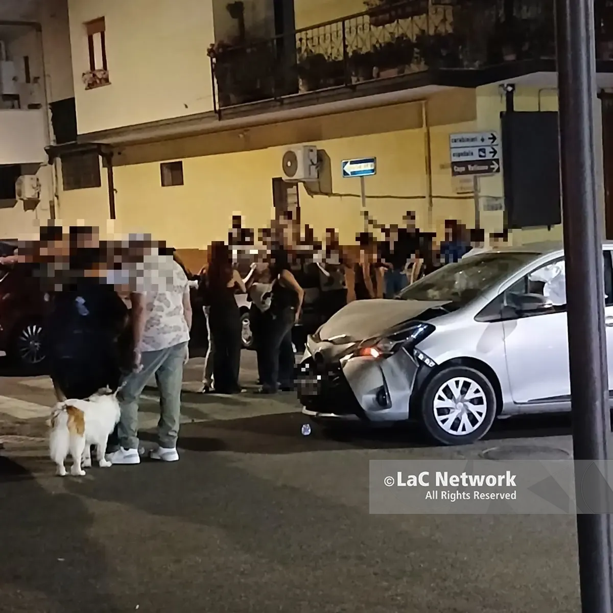 Incidente in pieno centro a Tropea, violento scontro tra due auto: airbag esplosi, giovani in ospedale per controlli\n