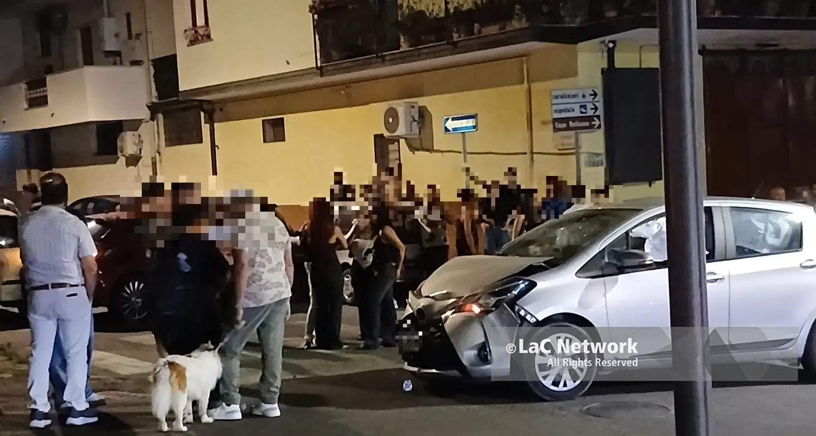 <p>Incidente in pieno centro a Tropea, violento s<span style=\"color:hsl(0, 75%, 60%);\">contro tra due auto</span>: airbag esplosi, giovani in ospedale per controlli</p>