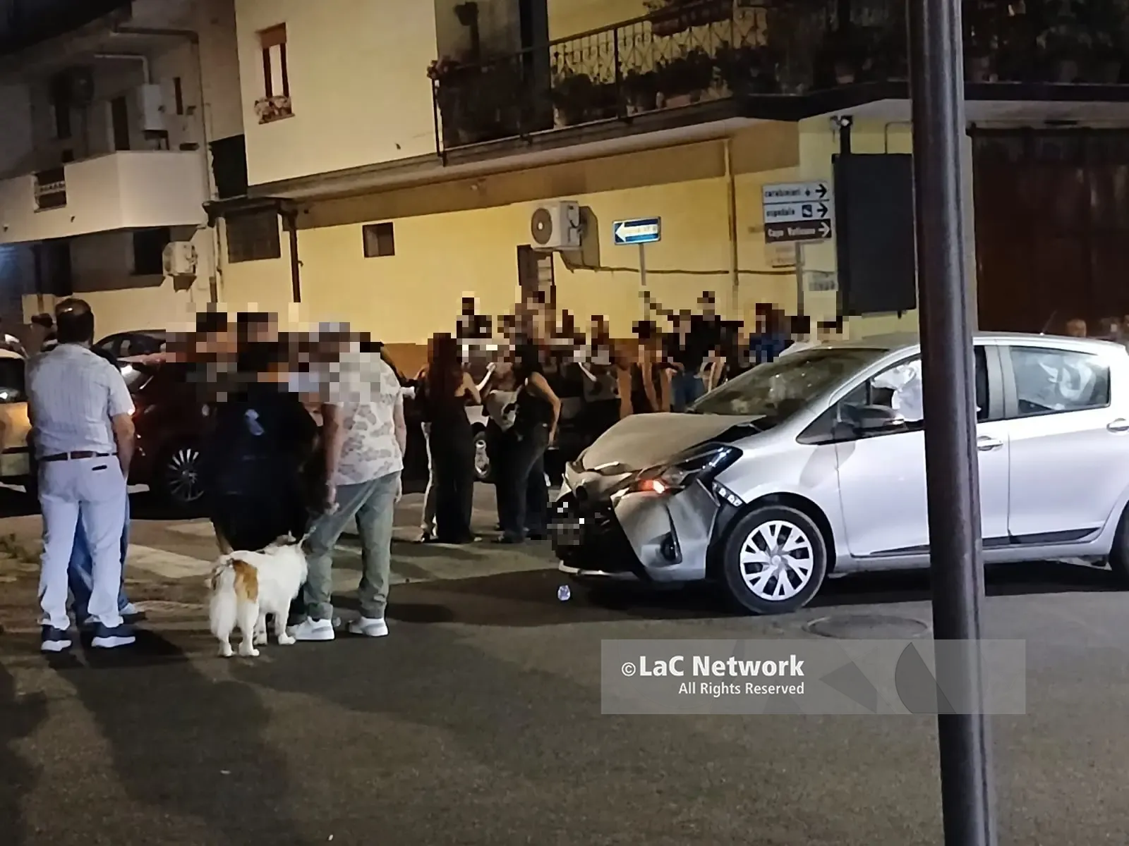 Incidente in pieno centro a Tropea, violento scontro tra due auto: airbag esplosi, giovani in ospedale per controlli\n
