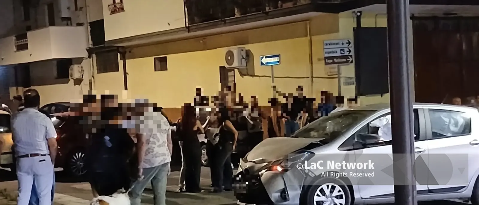 Incidente in pieno centro a Tropea, violento scontro tra due auto: airbag esplosi, giovani in ospedale per controlli\n