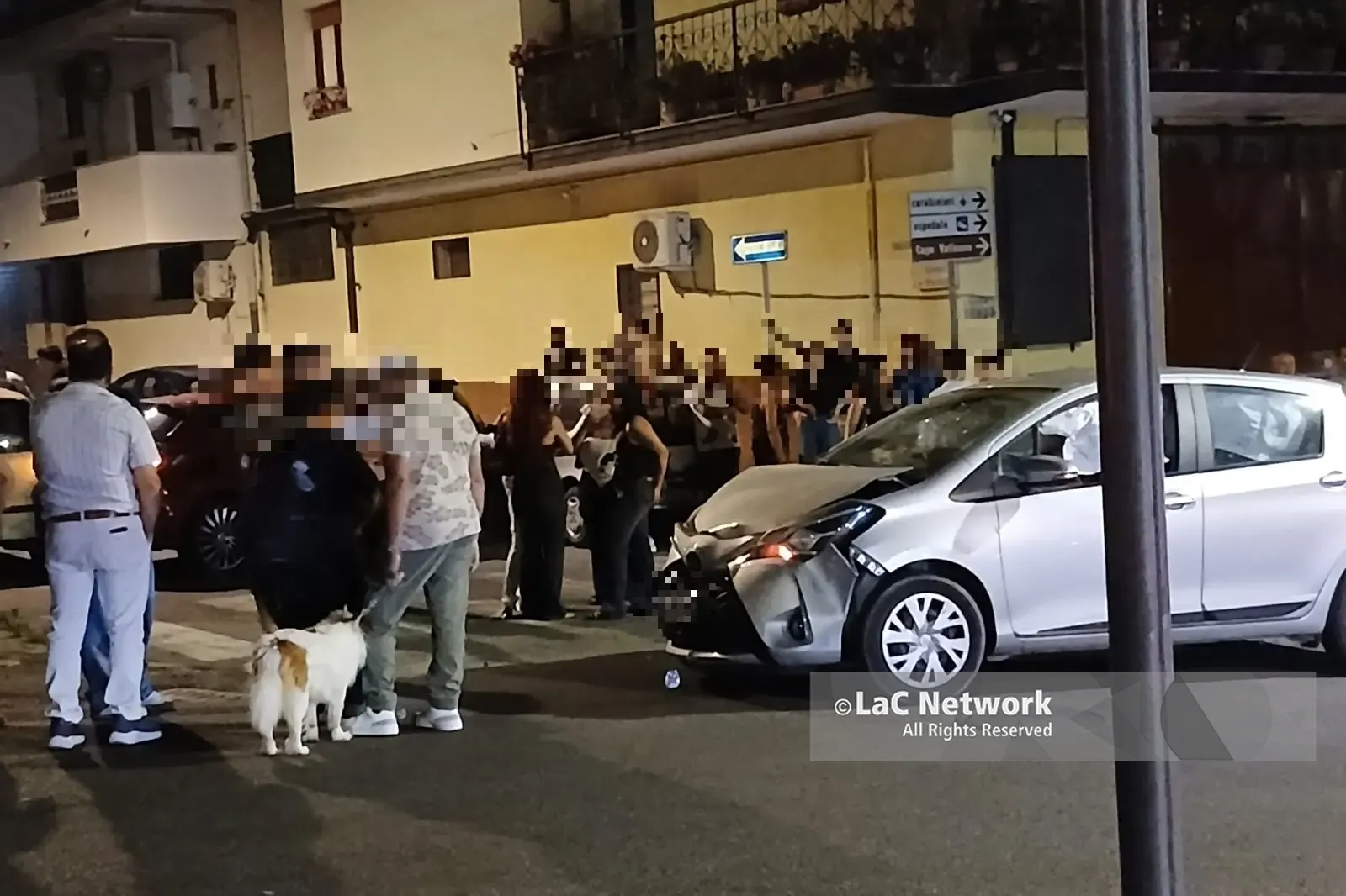 Incidente in pieno centro a Tropea, violento scontro tra due auto: airbag esplosi, giovani in ospedale per controlli\n