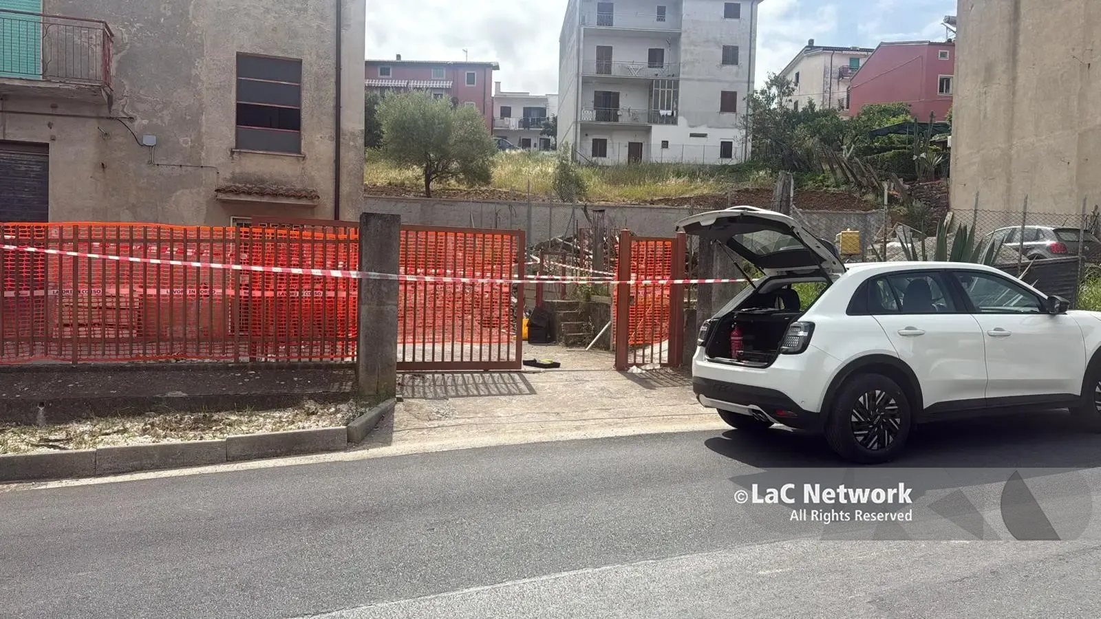 <p>La zona recintata e messa in sicurezza</p>\\n