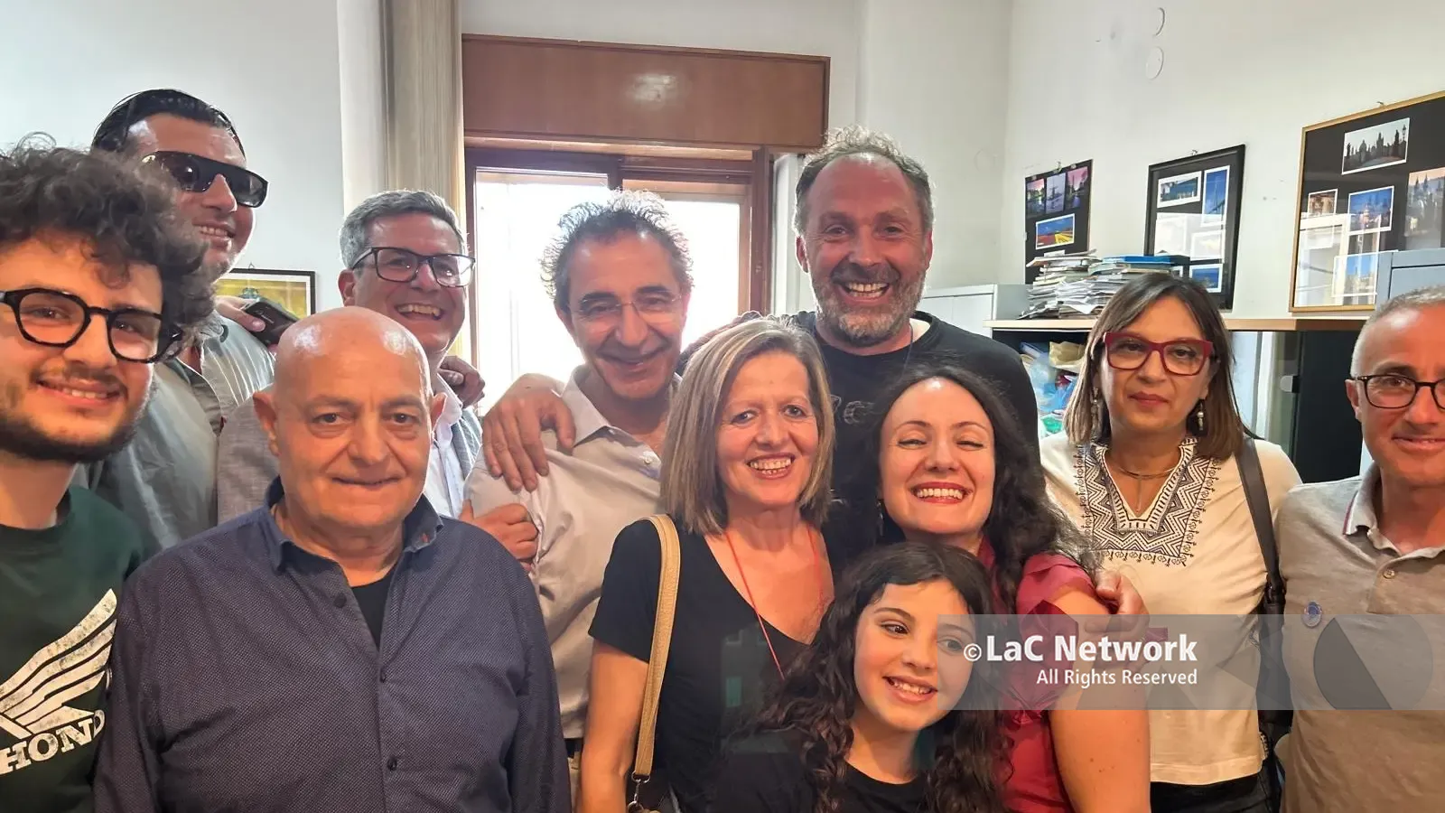 <p>Antonio Barile festeggia con familiari e amici</p>\\n