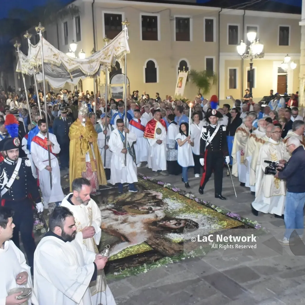 A Mileto grande partecipazione alla festa del Corpus Domini, il vescovo: «Cacciamo i mercanti dal nostro cuore e facciamo entrare Dio»\n