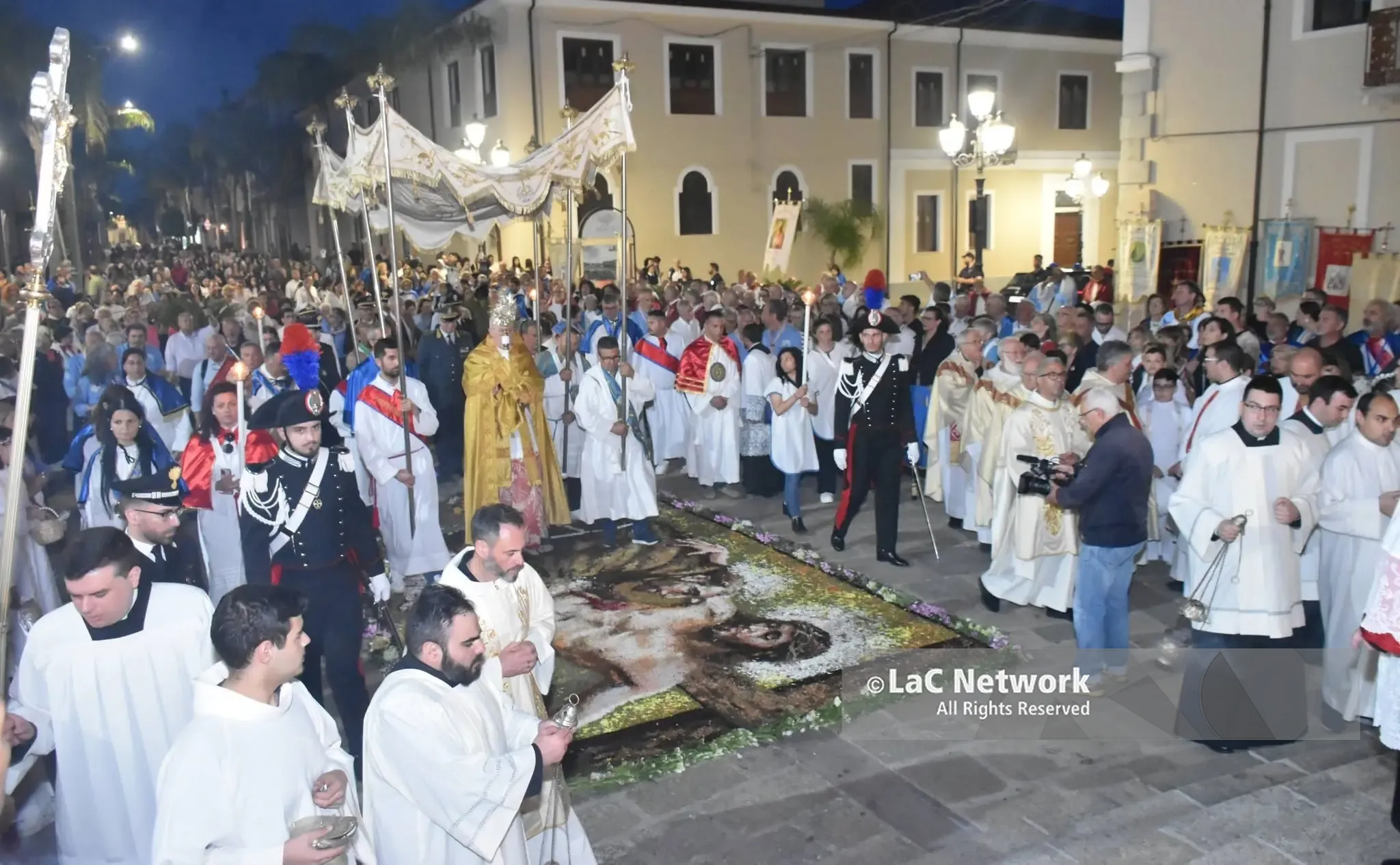 A Mileto grande partecipazione alla festa del Corpus Domini, il vescovo: «Cacciamo i mercanti dal nostro cuore e facciamo entrare Dio»\n