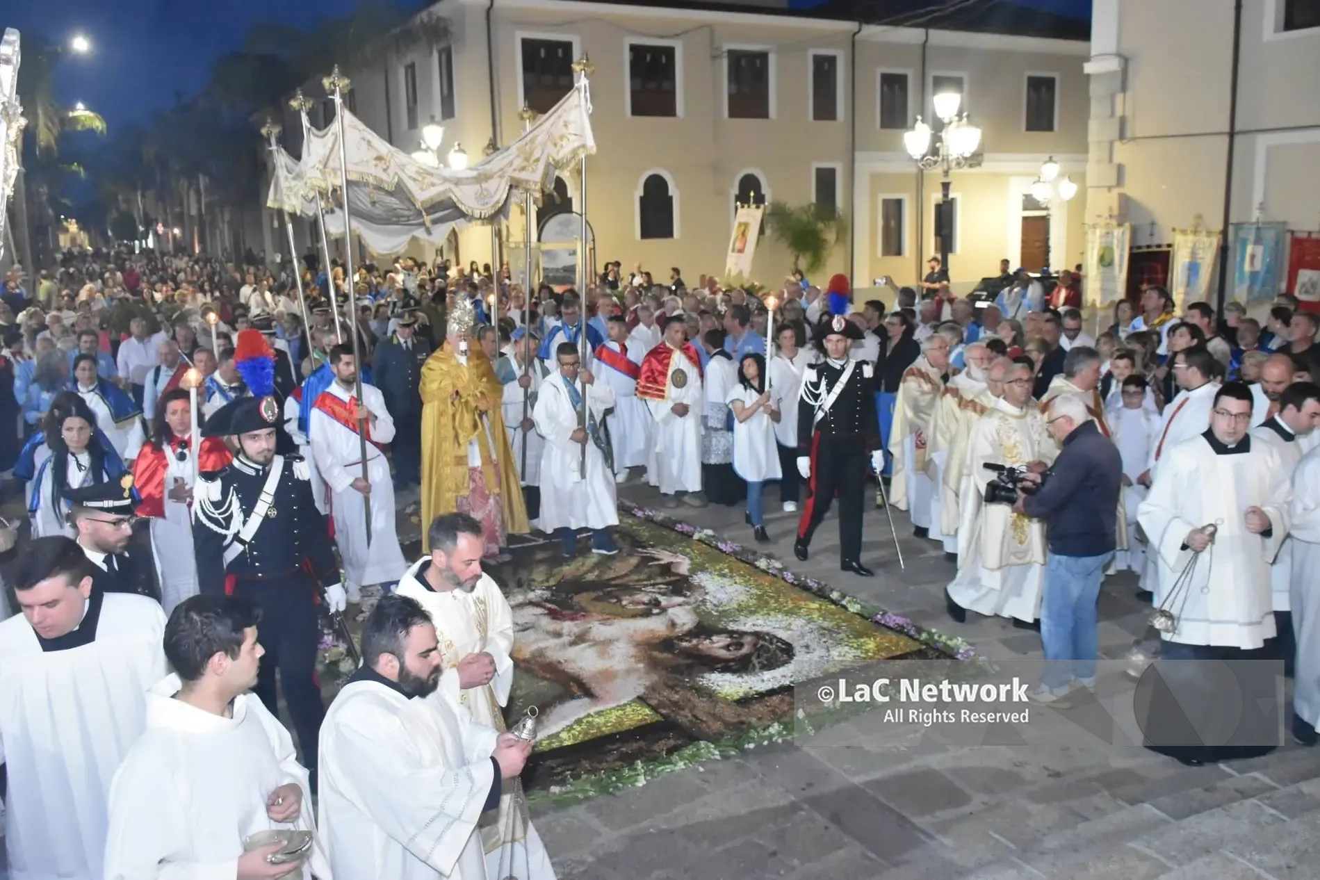 A Mileto grande partecipazione alla festa del Corpus Domini, il vescovo: «Cacciamo i mercanti dal nostro cuore e facciamo entrare Dio»\n