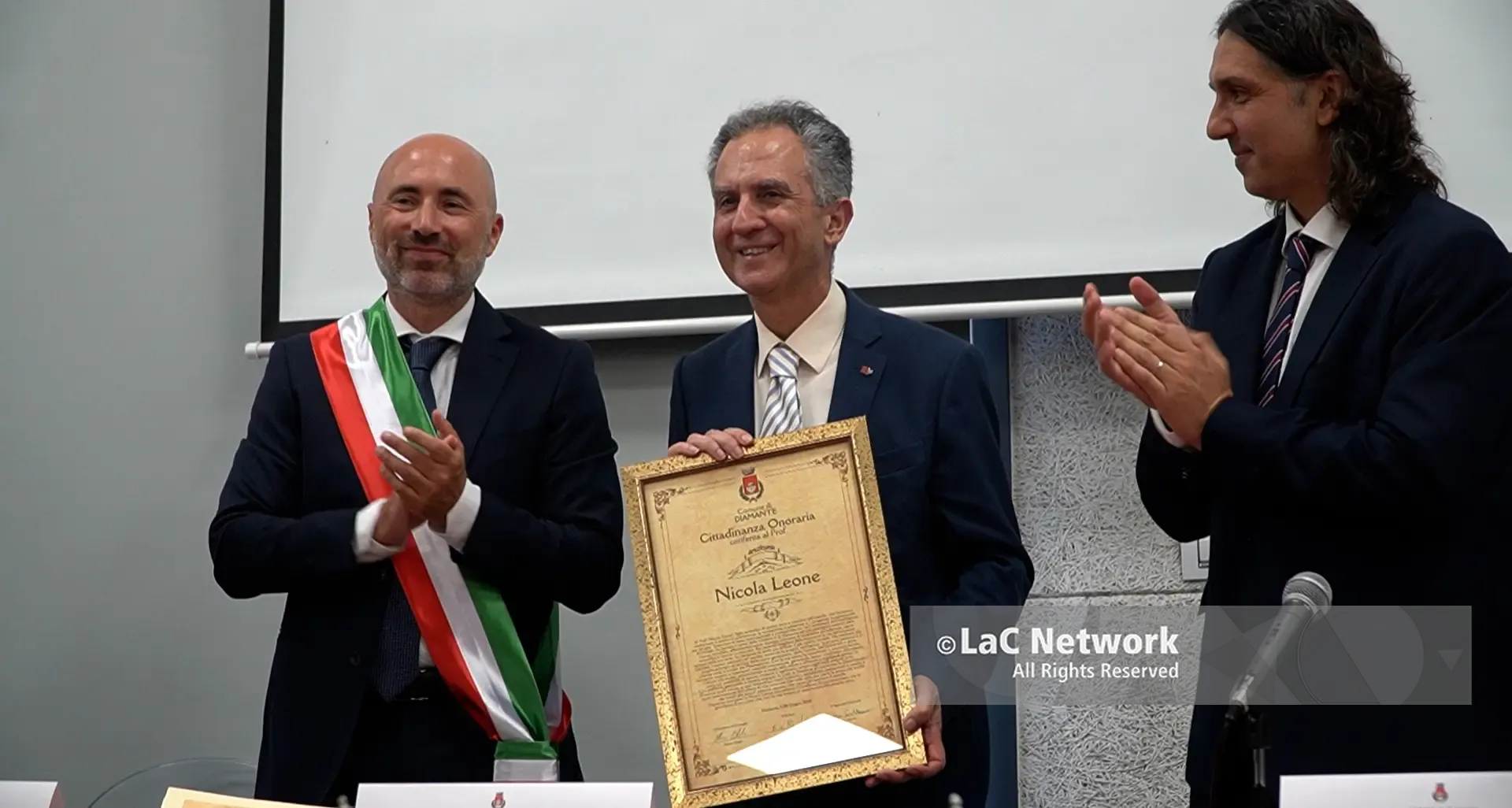 Diamante, il professor Nicola Leone è cittadino onorario: omaggio a un'eccellenza calabrese nel mondo\n