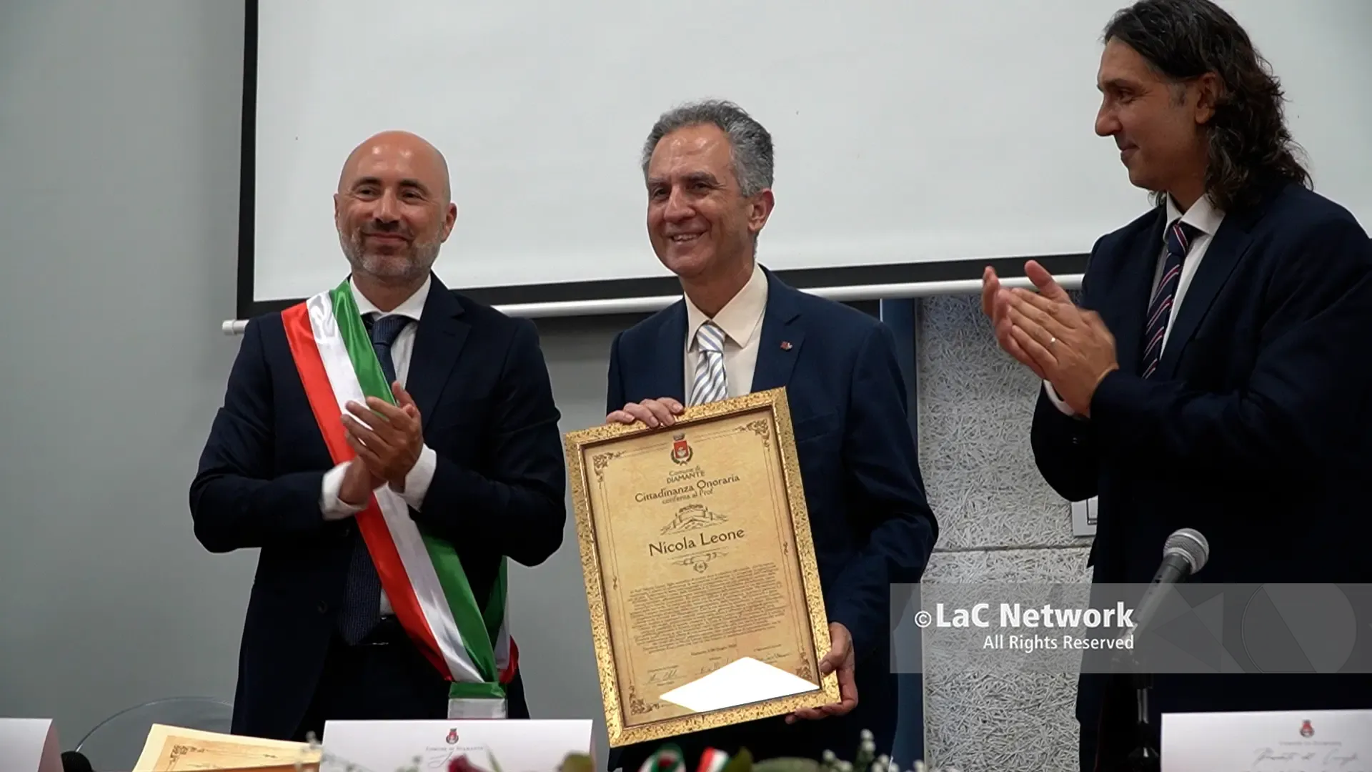 Diamante, il professor Nicola Leone è cittadino onorario: omaggio a un'eccellenza calabrese nel mondo\n
