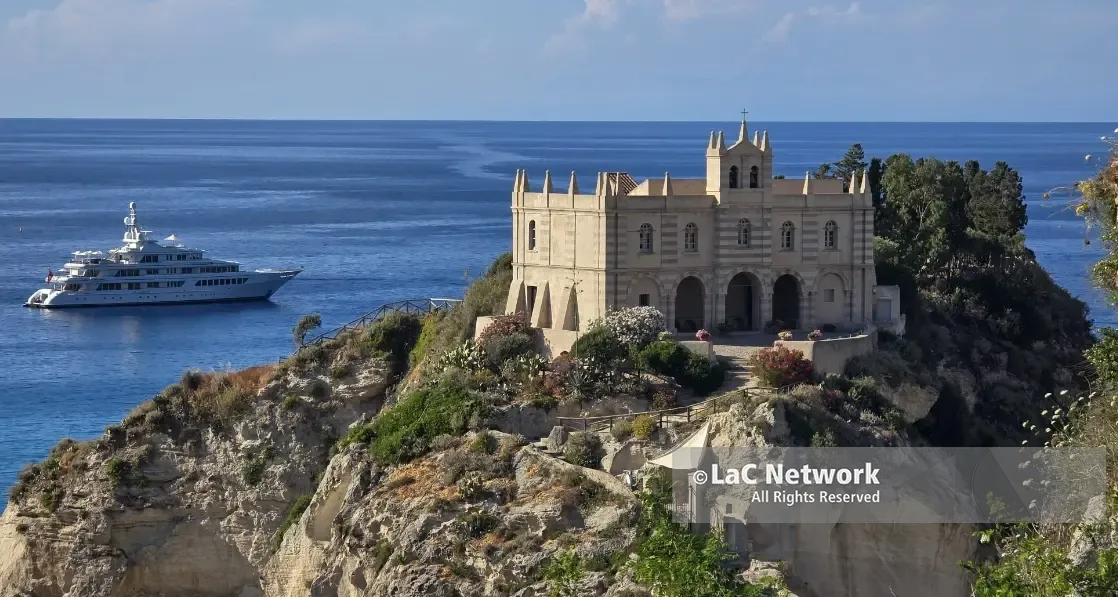 Tropea vetrina del lusso: il superyacht del miliardario Edwards davanti alla Perla del Tirreno\n