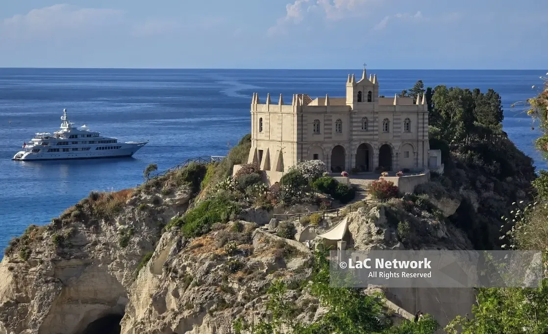 Tropea vetrina del lusso: il superyacht del miliardario Edwards davanti alla Perla del Tirreno\n