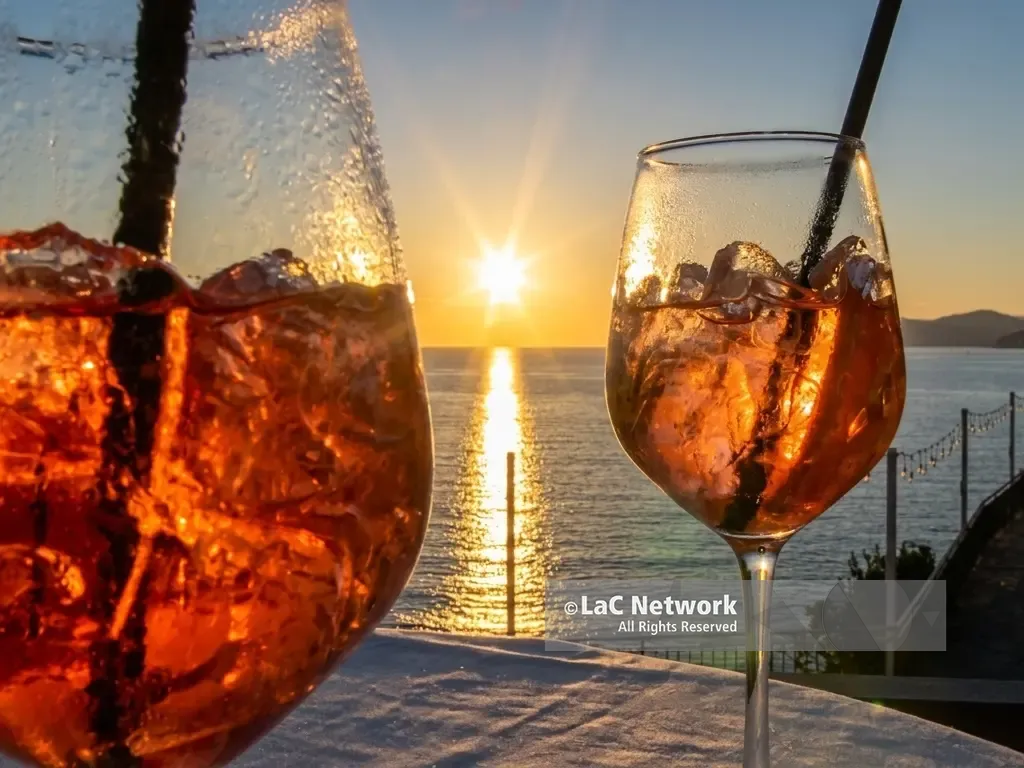 La Calabria sul set del mondo: il nuovo spot del Gruppo Caffo svela lo scrigno del Mediterraneo e punta al miliardo di contatti