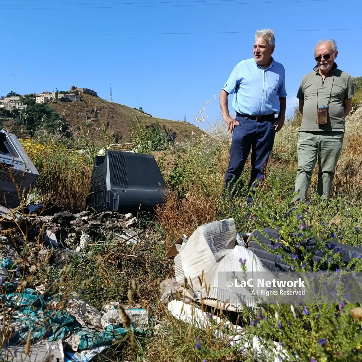 Due discariche abusive tra Vibo e San Gregorio, l’allarme dopo il sopralluogo: «Qui bruciano di tutto e viene tollerato»\n