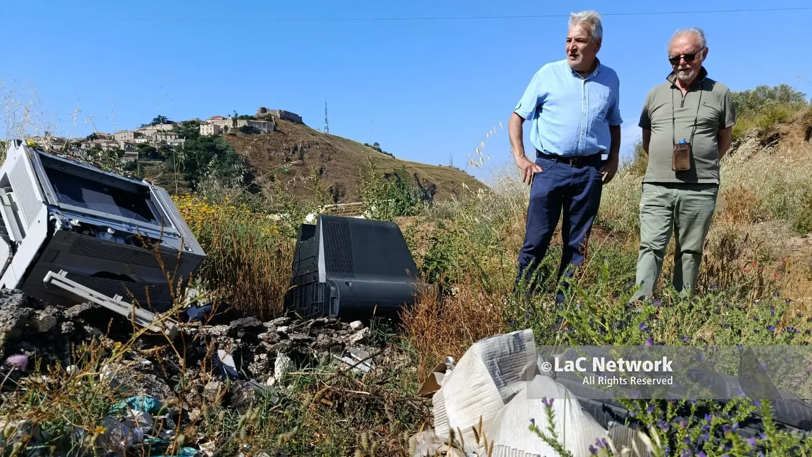 <p>Due <span style=\"color:hsl(0, 75%, 60%);\">discariche abusive</span> tra Vibo e San Gregorio, l’allarme dopo il sopralluogo: «Qui bruciano di tutto e viene tollerato»</p>
