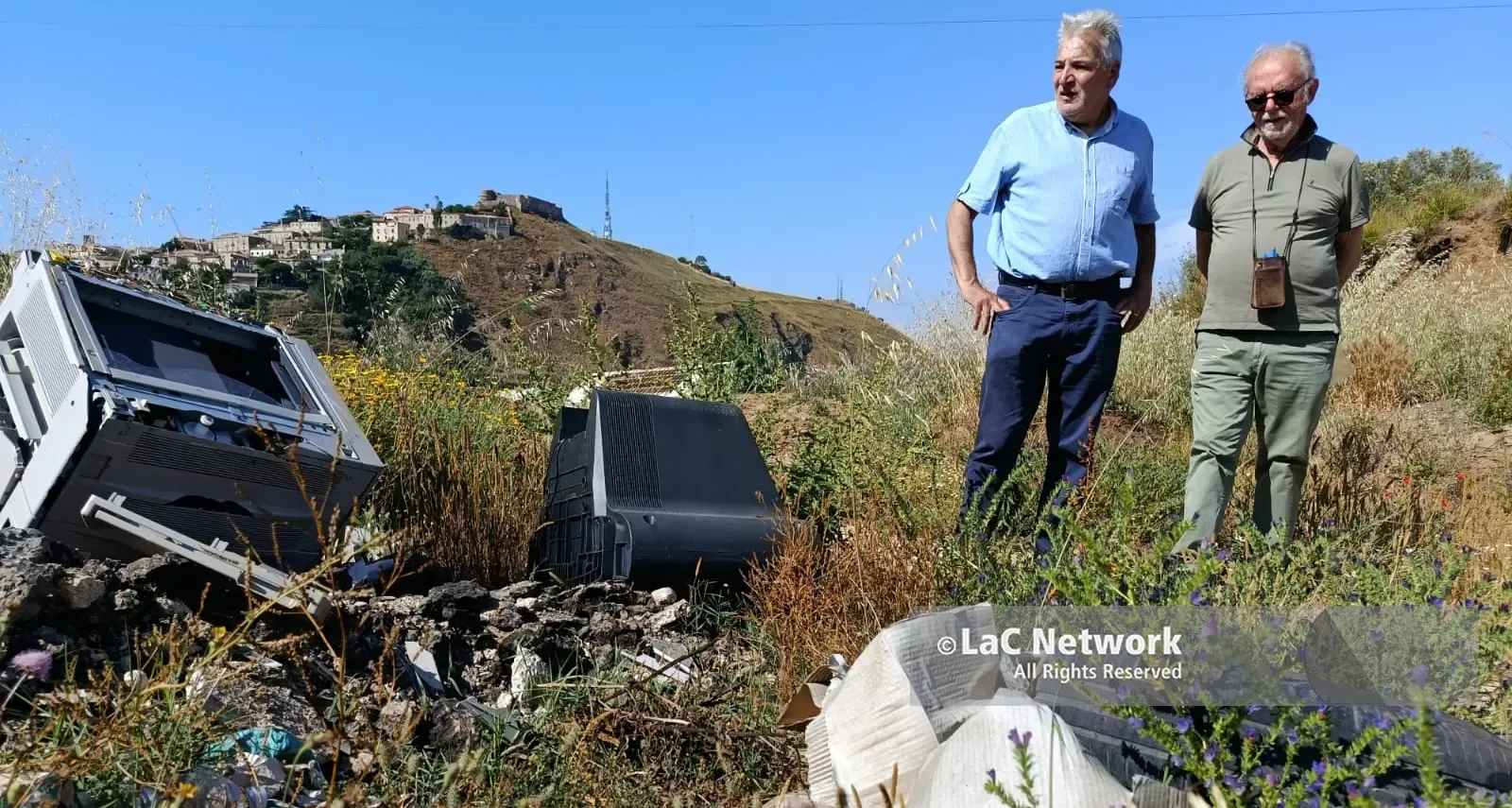 Due discariche abusive tra Vibo e San Gregorio, l’allarme dopo il sopralluogo: «Qui bruciano di tutto e viene tollerato»\n