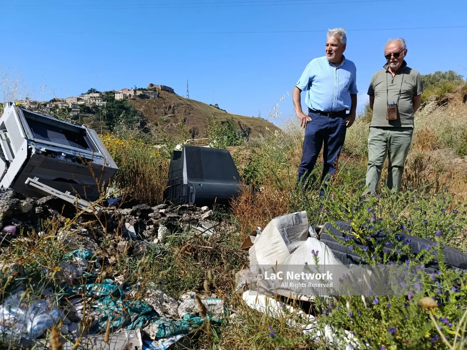 Due discariche abusive tra Vibo e San Gregorio, l’allarme dopo il sopralluogo: «Qui bruciano di tutto e viene tollerato»\n