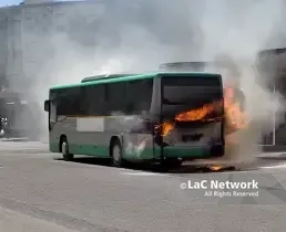 Pullman in fiamme all’autostazione di Cosenza, residenti in allarme: intervento dei vigili del fuoco –\u00A0VIDEO\n
