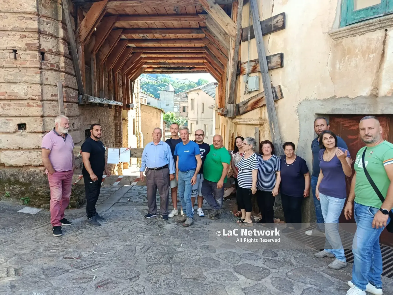 Dinami, strada chiusa da due mesi: i cittadini\u00A0chiedono la riapertura prima della festa della Madonna della Catena\n