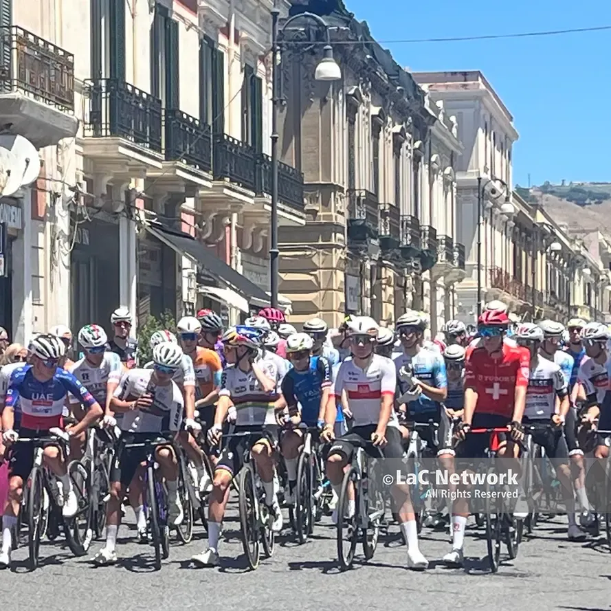 <p>Reggio dà il via al Giro Next Gen: al via 160 talenti del ciclismo mondiale. Finn: «Bello tornare qui»</p>