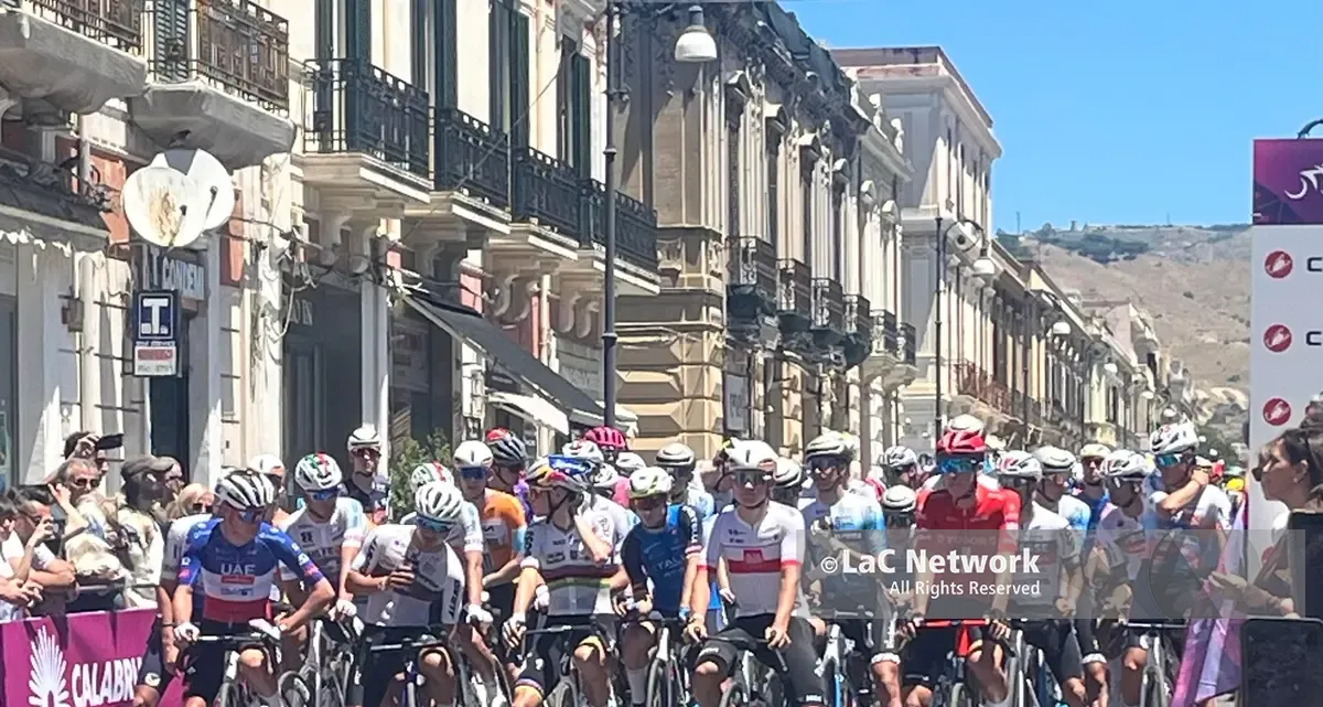 Reggio, i migliori giovani ciclisti del mondo allo start in piazza Duomo, Finn: «Bello tornare a Reggio, al via di una corsa così importante»\n\n\n