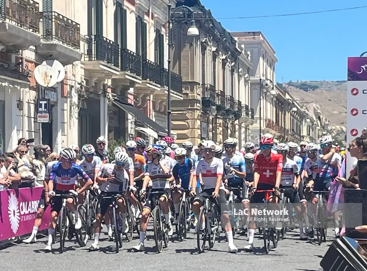 Reggio, i migliori giovani ciclisti del mondo allo start in piazza Duomo, Finn: «Bello tornare qui, al via di una corsa così importante»