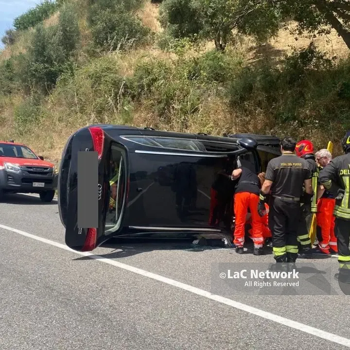Auto si ribalta sulla Statale 660 ad Acri, ferita una donna: illeso il conducente\n