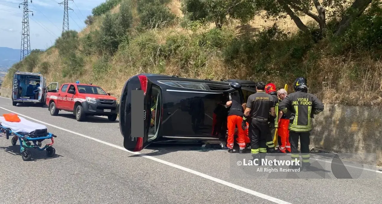 Auto si ribalta sulla Statale 660 ad Acri, ferita una donna: illeso il conducente\n